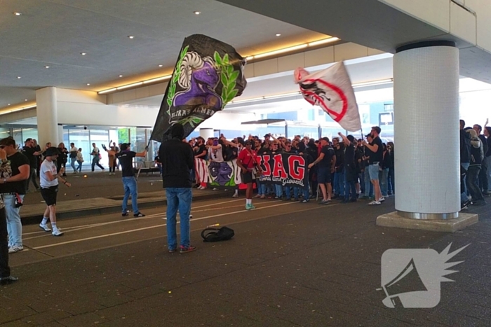 Ultra's Almere houden entrada bij busstation