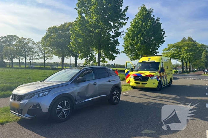 Forse schade bij aanrijding tussen twee auto's