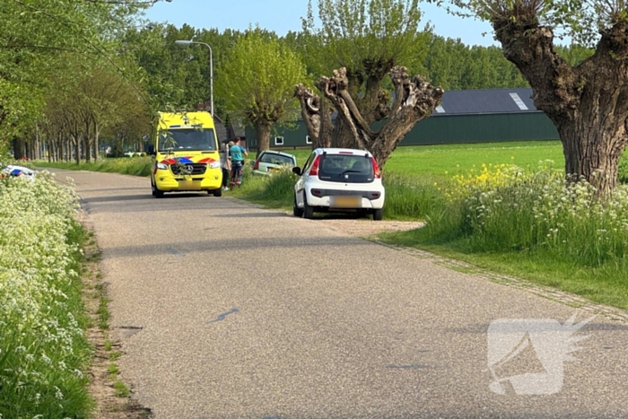 Bestuurder gewond bij botsing tegen boom