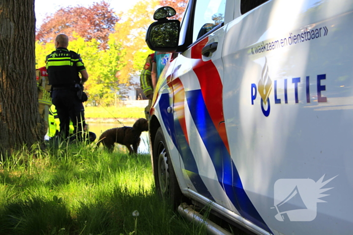 Hond en eigenaar vallen in water