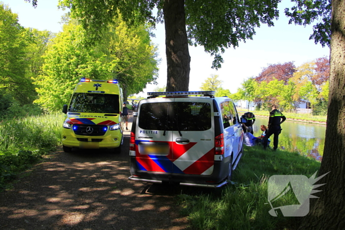 Hond en eigenaar vallen in water