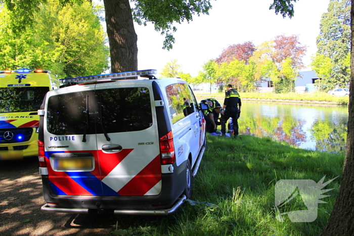 Hond en eigenaar vallen in water