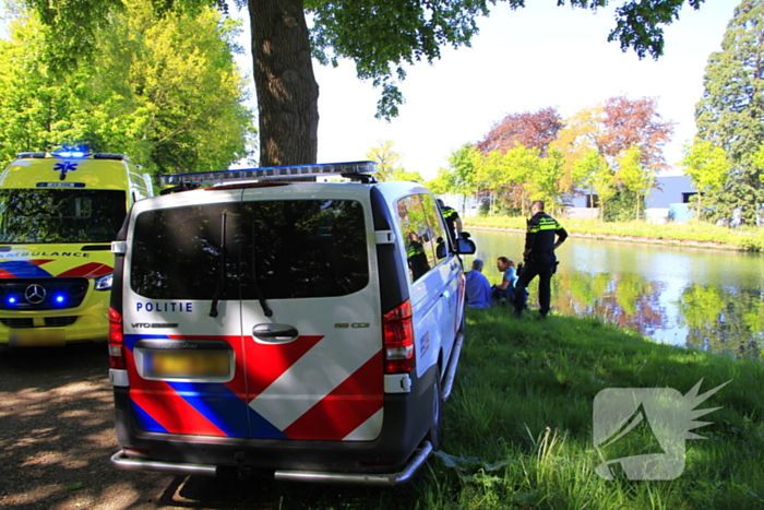 Hond en eigenaar vallen in water
