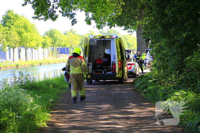 Hond en eigenaar vallen in water