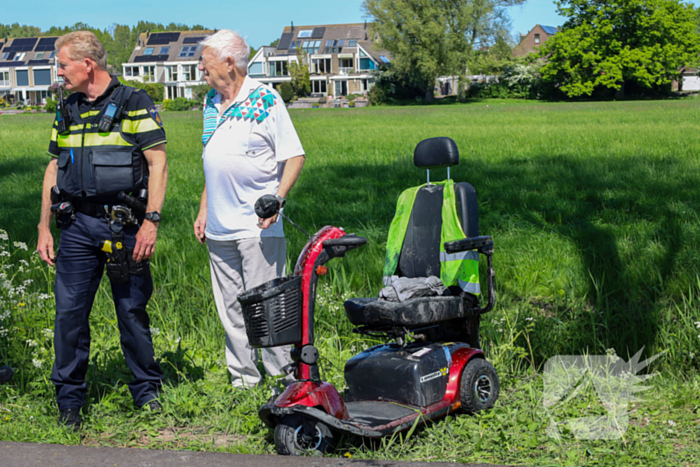 Scootmobiel belandt in sloot