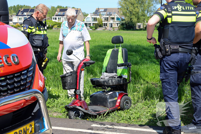 Scootmobiel belandt in sloot
