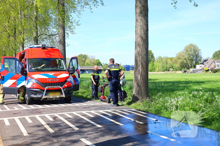 Scootmobiel belandt in sloot