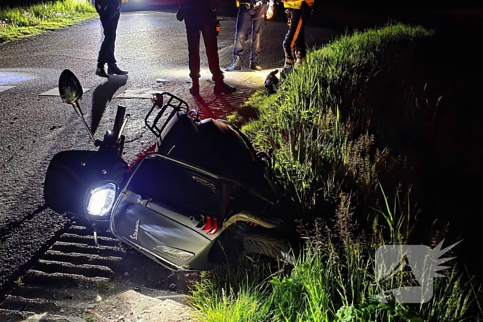 Scooter botst frontaal op auto
