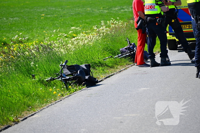 Twee fietsers komen hard ten val
