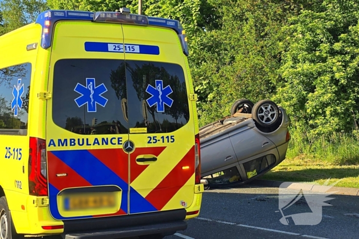 Auto belandt op de kop bij aanrijding