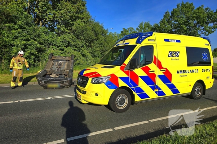 Auto belandt op de kop bij aanrijding