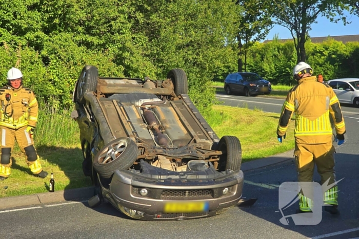 Auto belandt op de kop bij aanrijding