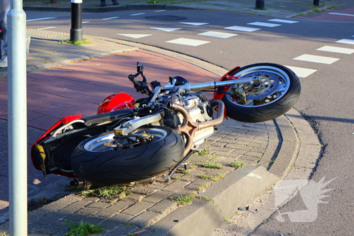 Motorrijder gewond bij aanrijding met auto