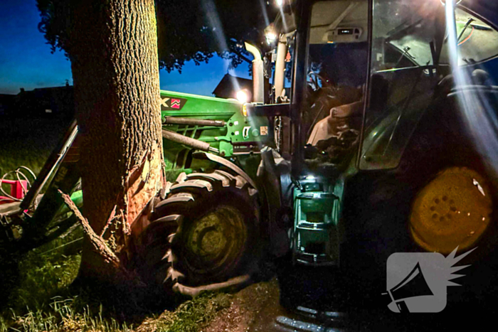 Tractor klapt tegen boom na forse aanrijding op kruising