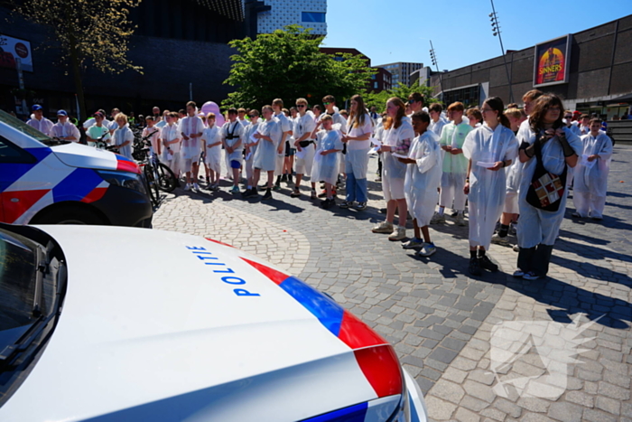 Tientallen jongeren op de vlucht voor politie