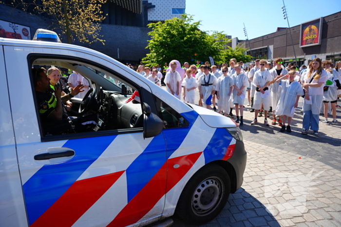 Tientallen jongeren op de vlucht voor politie