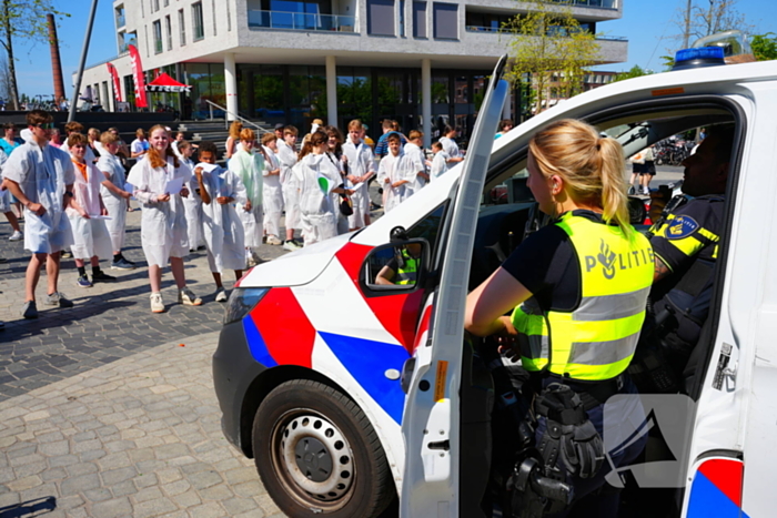Tientallen jongeren op de vlucht voor politie