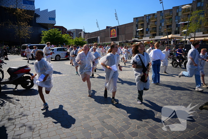Tientallen jongeren op de vlucht voor politie