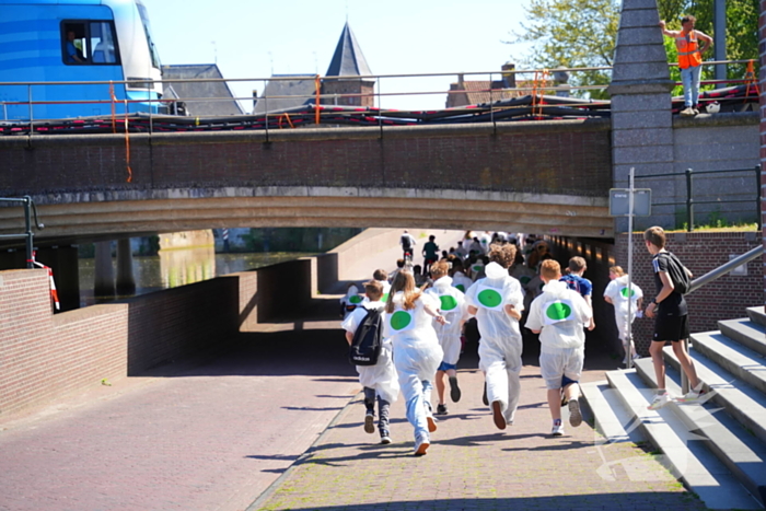 Tientallen jongeren op de vlucht voor politie