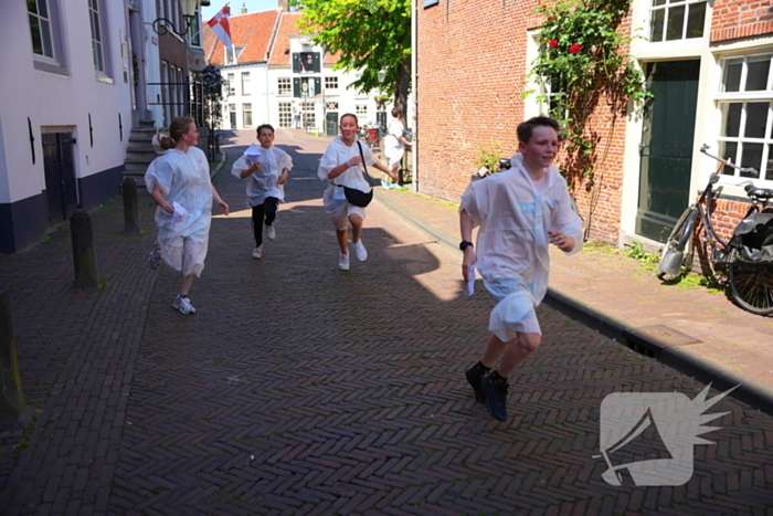 Tientallen jongeren op de vlucht voor politie