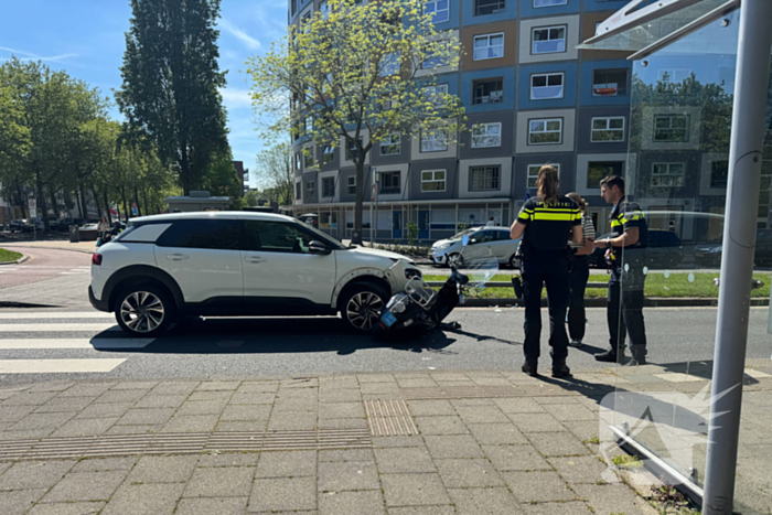 Scooterrijder aangereden op rotonde door automobilist