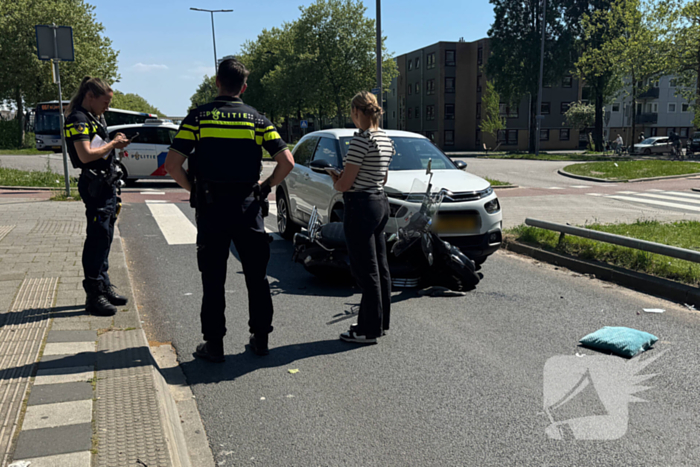 Scooterrijder aangereden op rotonde door automobilist