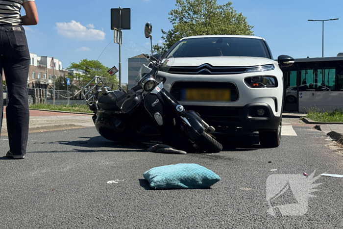 Scooterrijder aangereden op rotonde door automobilist