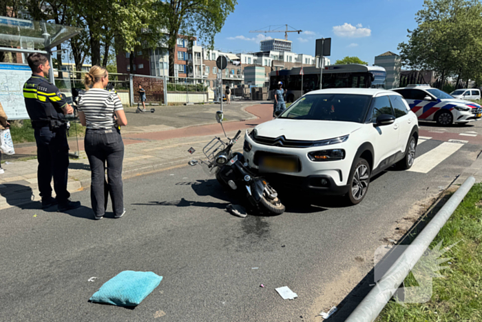 Scooterrijder aangereden op rotonde door automobilist