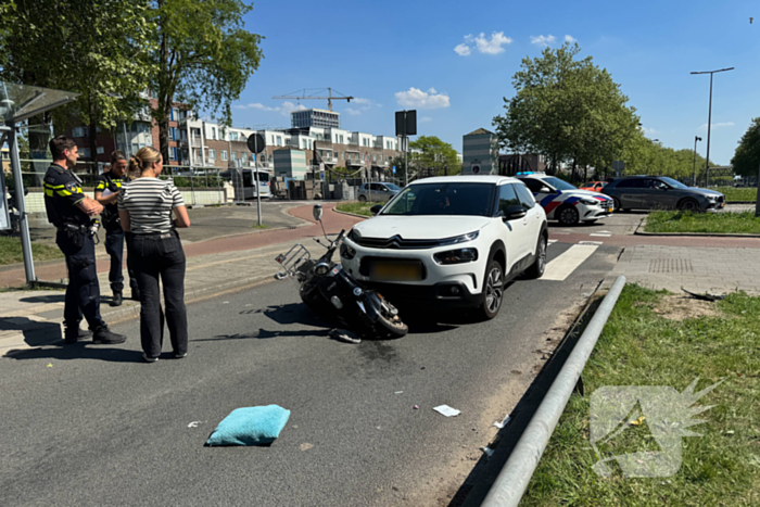 Scooterrijder aangereden op rotonde door automobilist