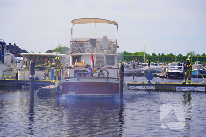 Brandweer aan de slag met blussen van bootbrand