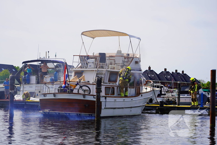 Brandweer aan de slag met blussen van bootbrand