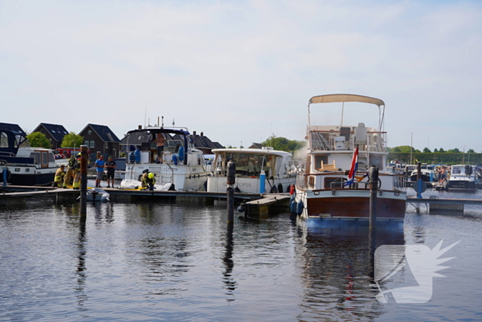 Brandweer aan de slag met blussen van bootbrand