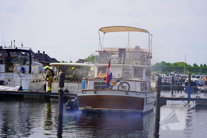 Brandweer aan de slag met blussen van bootbrand