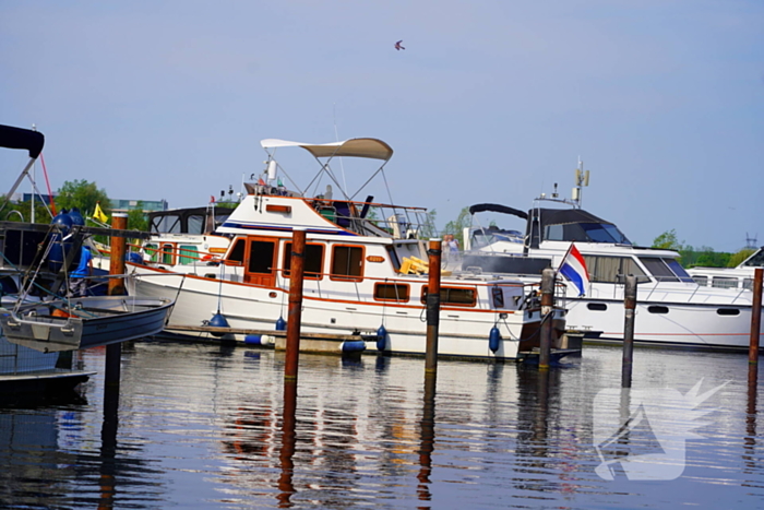 Brandweer aan de slag met blussen van bootbrand