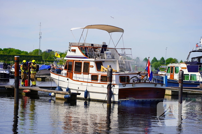 Brandweer aan de slag met blussen van bootbrand