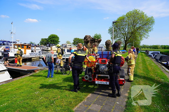 Brandweer aan de slag met blussen van bootbrand