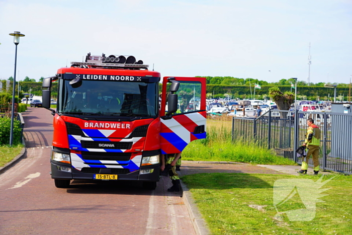 Brandweer aan de slag met blussen van bootbrand
