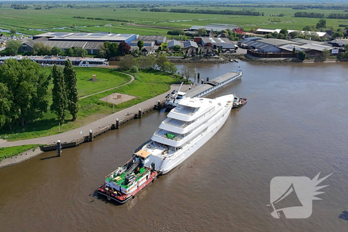 Groot jacht passeert sluis