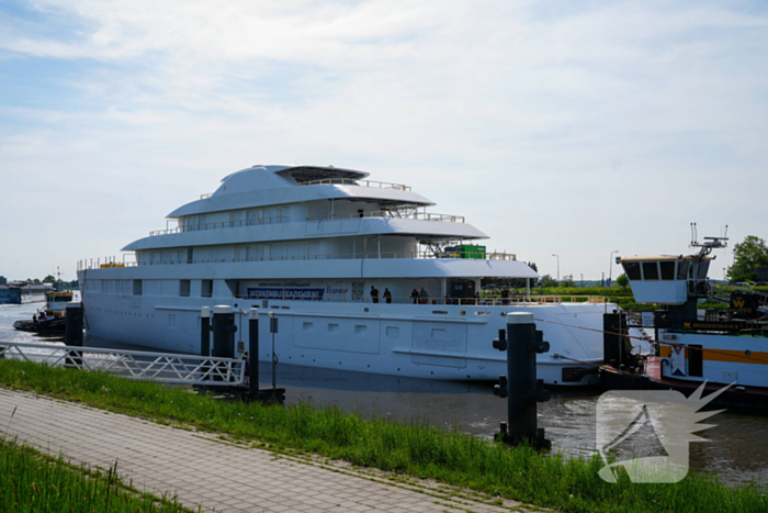 Groot jacht passeert sluis