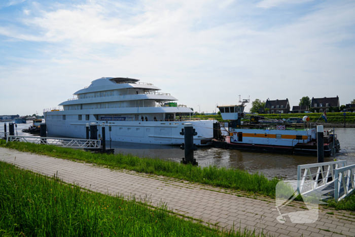 Groot jacht passeert sluis