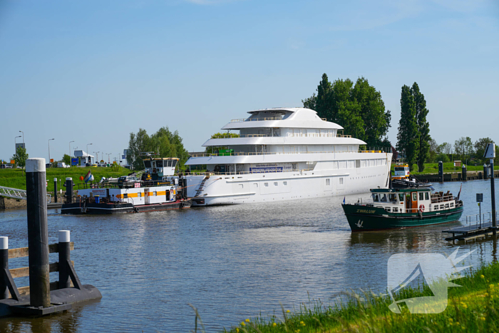 Groot jacht passeert sluis