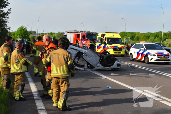 Auto belandt op zijn kop na ongeval, traumateam ingezet