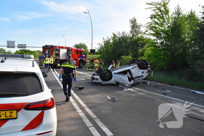 Auto belandt op zijn kop na ongeval, traumateam ingezet