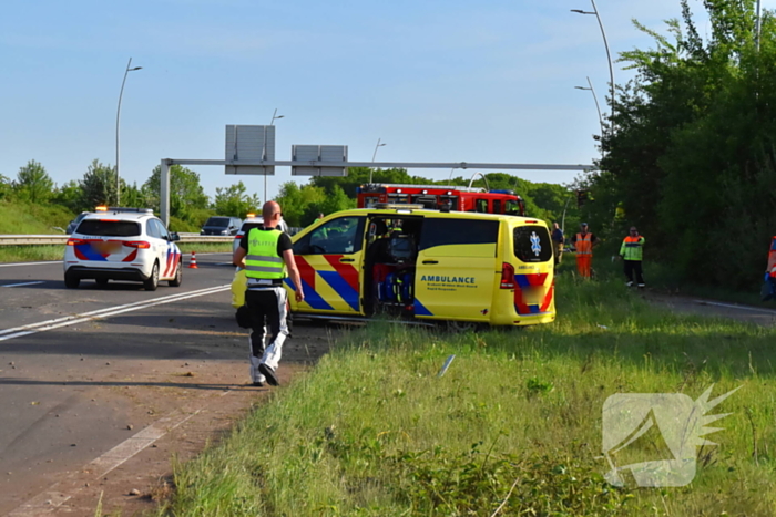 Auto belandt op zijn kop na ongeval, traumateam ingezet