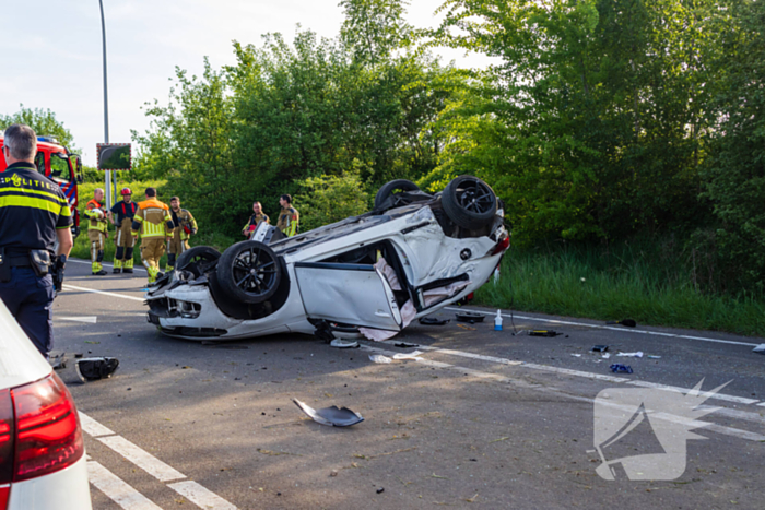 Auto belandt op zijn kop na ongeval, traumateam ingezet