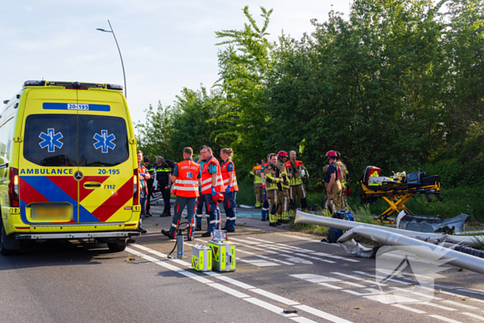Auto belandt op zijn kop na ongeval, traumateam ingezet