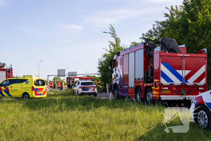 Auto belandt op zijn kop na ongeval, traumateam ingezet