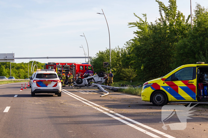 Auto belandt op zijn kop na ongeval, traumateam ingezet
