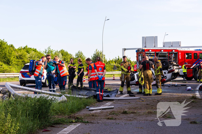 Auto belandt op zijn kop na ongeval, traumateam ingezet