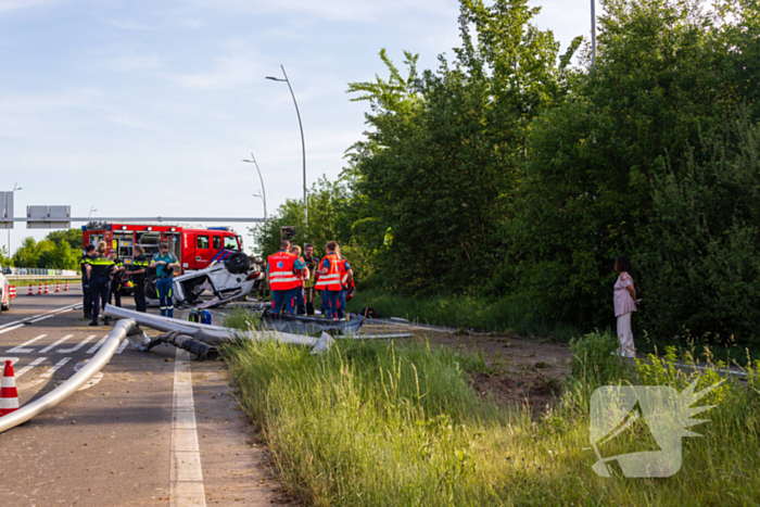 Auto belandt op zijn kop na ongeval, traumateam ingezet